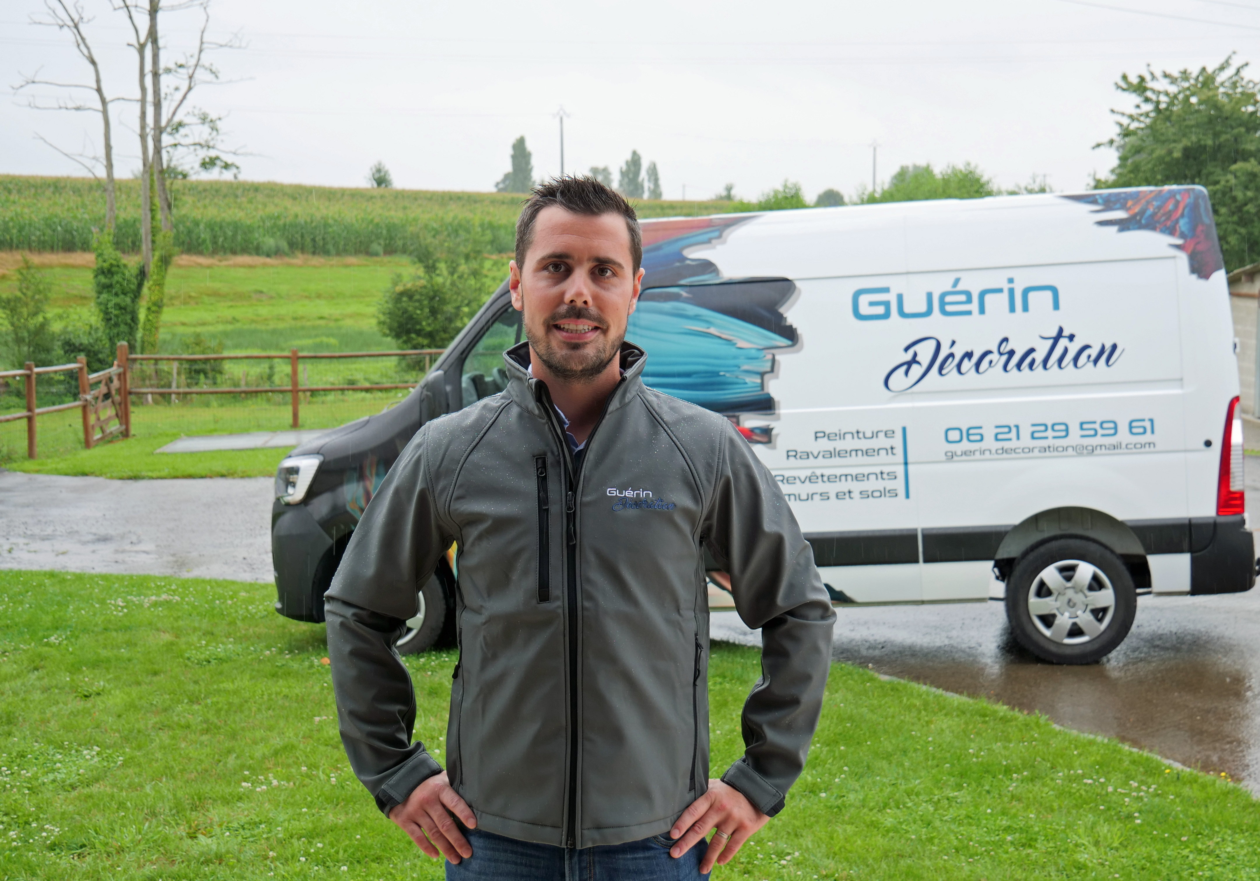 Alban Guérin devant sa camionette.